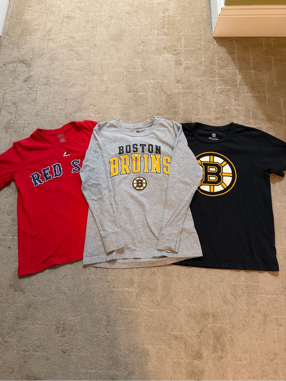 Boston Redsox Sale tee, Boston Bruins long sleeve & short sleeve size medium